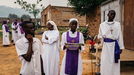 Ordensfrau vor der Kirche Sainte-Anne de Kassai in Bangui (Zentralafrikanische Republik) / © Jean-Matthieu Gautier (KNA)