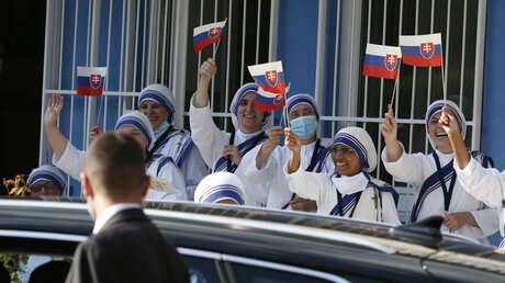 Ordensfrauen schwenken slowakische Fahnen zum Papstbesuch / © Paul Haring/CNS photo (KNA)