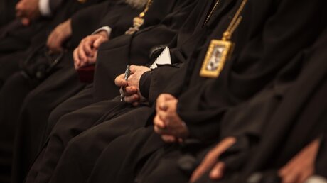 Orthodoxe Bischöfe beten  / © Sean Hawkey (KNA)