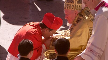 Oscar Rodriguez Maradiaga und Papst Johannes Paul II. 2001 / © Romano Siciliani (KNA)