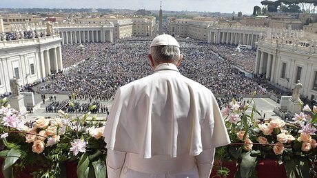 Papst Franziskus beim Segen "Urbi et Orbi" / © L'Osservatore Romano (dpa)