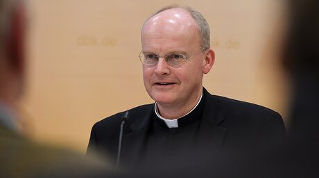 Bischof Franz-Josef Overbeck während einer Rede / © Harald Oppitz (KNA)
