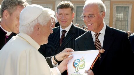 Franz Beckenbauer bei Benedikt XVI. (KNA)