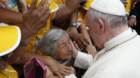 Papst begrüßt eine 99-jährige blinde Frau / © Paul Haring (KNA)