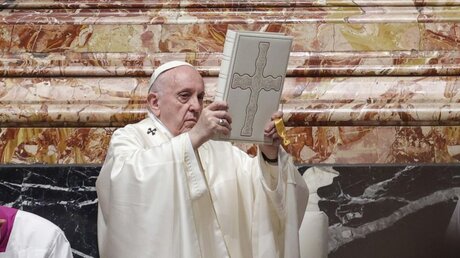 Papst feiert Messe zum Fronleichnamsfest / © Giuseppe Lami (dpa)