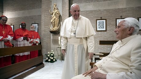 Papst Franziskus (2.v.r) besucht nach dem Konsortium mit den neu ernannten Kardinälen den emeritierten Papst Benedikt XVI. (r) / © Divisione Produzione Fotografica (dpa)