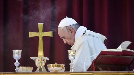 Papst Franziskus am Altar in der Messe an Fronleichnam / © Cristian Gennari (KNA)
