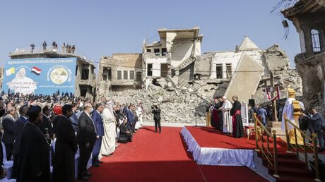 Papst Franziskus auf dem Hosh al-Bieaa Kirchenplatz zwischen von Granaten zerstörten Gebäuden / © Andrew Medichini/AP (dpa)