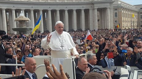 Papst Franziskus begegnet den Menschen auf dem Petersplatz / © Andrea Schlösser  (privat)