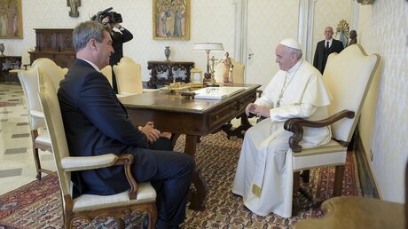 Papst Franziskus begrüßt Bayerns Ministerpräsidenten Markus Söder / © Vatican Media (dpa)