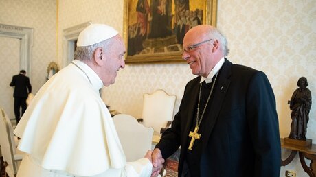 Papst Franziskus begrüßt Gerhard Ulrich im Vatikan / © Vatican Media (KNA)