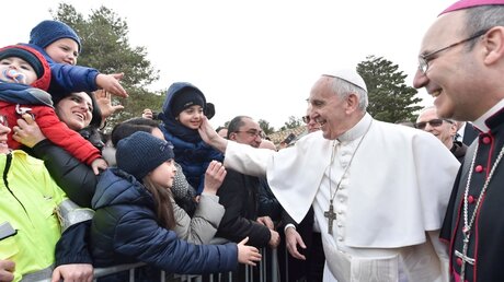 Papst Franziskus begrüßt Kinder und Jugendliche im Geburtsort von Pater Pio / © Vatican Media/Romano Siciliani (KNA)
