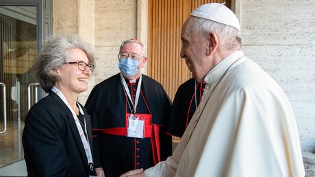 Papst Franziskus begrüßt Nathalie Becquart (l), Untersekretärin der Bischofssynode, vor der Eröffnung der Weltsynode  / © Vatican Media/Romano Siciliani (KNA)