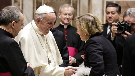 Papst Franziskus begrüßt Sally Jane Axworthy, britische Botschafterin beim Heiligen Stuhl / © Romano Siciliani (KNA)