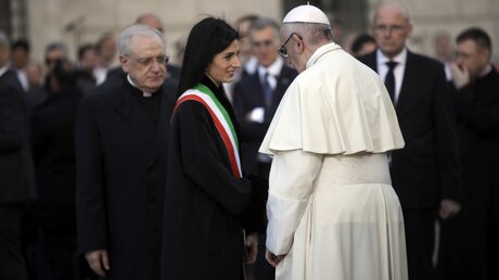 Papst Franziskus begrüßt Virginia Raggi, die Bürgermeisterin von Rom / ©  Alessandra Tarantino (dpa)