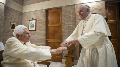 Papst Franziskus bei Benedikt XVI. / © Romano Siciliani (KNA)