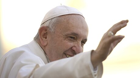 Papst Franziskus bei der wöchentlichen Generalaudienz auf dem Petersplatz / © Alessandra Tarantino (dpa)