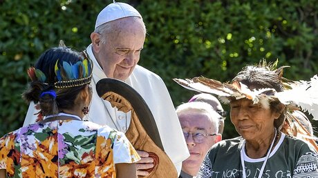 Papst Franziskus bei einer Zeremonie mit Indigenen aus dem Amazonasgebiet in den vatikanischen Gärten / © Cristian Gennari (KNA)
