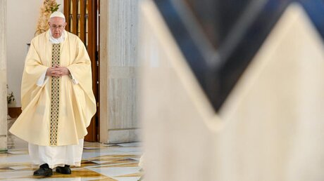 Papst Franziskus feiert Gottesdienst in der Kapelle Sanctae Marthae / © Vatican Media/Romano Siciliani (KNA)