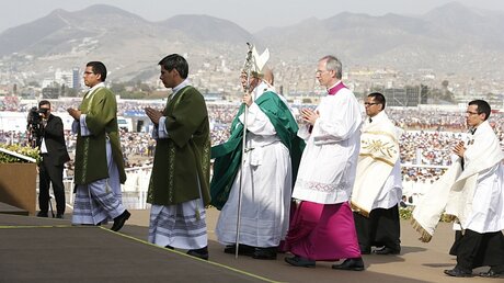 Papst Franziskus beim Einzug in Lima  / © Paul Haring (KNA)