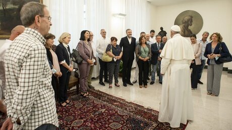 Papst Franziskus beim Treffen mit 20 Häftlingen / © Vatican Media/Romano Siciliani (KNA)