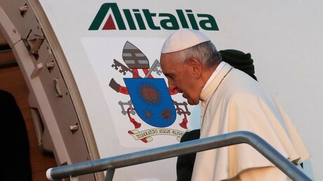 Papst Franziskus besteigt das Flugzeug / © Alessandra Tarantino (dpa)