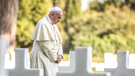 Papst Franziskus betet (Archiv) / © Stefano Dal Pozzolo/Romano Siciliani (KNA)