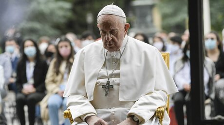 Papst Franziskus betet den Rosenkranz / © Vatican Media (KNA)
