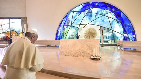 Papst Franziskus betet in der Wallfahrtskirche Maria Theotokos in Loppiano / © Vatican Media (KNA)