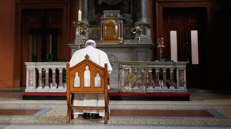 Papst Franziskus betet für Missbrauchsopfer / © Paul Haring (KNA)