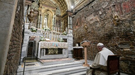 Papst Franziskus betet im "Heiligen Haus" in der Basilica della Santa Casa in Loreto / © Vatican Media/Romano Siciliani (KNA)