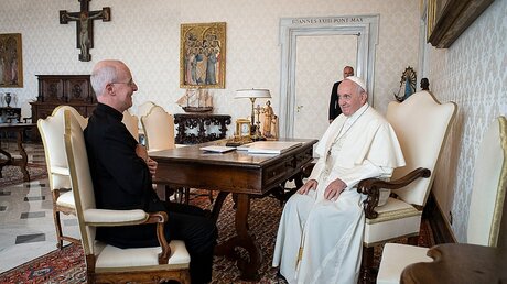 Papst Franziskus empfängt am 30. September 2019 Jesuit James Martin im Vatikan / © Vatican Media/Romano Siciliani (KNA)