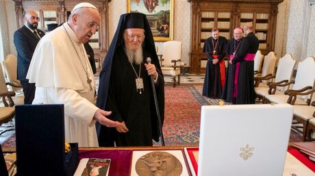 Papst Franziskus empfängt Bartholomaios I. im Jahr 2019 im Vatikan / © Vatican Media/Romano Siciliani (KNA)