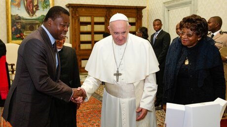 Papst Franziskus empfängt Faure Essozimna Gnassingbe (l.), Präsident der Republik Togo / © Vatican Pool/Romano Siciliani (KNA)