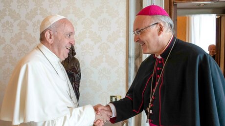 Papst Franziskus empfängt Rudolf Voderholzer, Bischof von Regensburg, zu einer Privataudienz / © Vatican Media/Romano Siciliani (KNA)