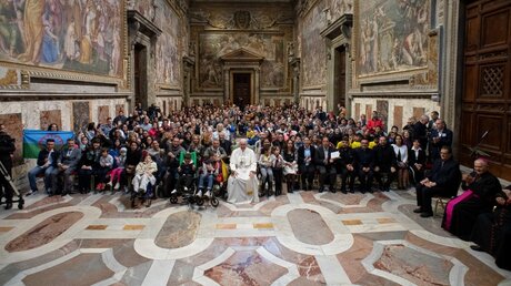 Papst Franziskus empfängt Sinti und Roma / © Vatican Media/Romano Siciliani (KNA)
