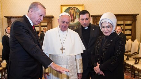 Papst Franziskus empfängt Präsident Erdogan und Frau  / © Cristian Gennari/Romano Siciliani (KNA)