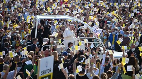 Papst Franziskus fährt im Papa-Mobil an Gläubigen vorbei / © Johannes Neudecker (dpa)