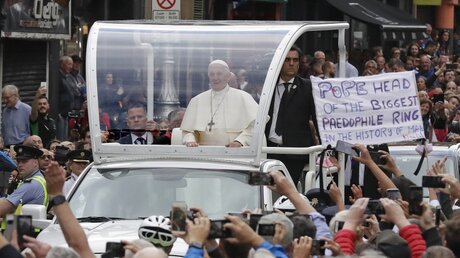 Papst Franziskus fährt im Papamobil an einem Demonstranten vorbei / © Matt Dunham (dpa)