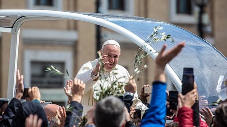 Papst Franziskus fährt an Palmsonntag im Papamobil / © Stefano dal Pozzolo (KNA)