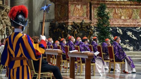Papst Franziskus feiert die Messe mit den neu ernannten Kardinälen am 29. November 2020 im Petersdom im Vatikan / © Paolo Galosi/Romano Siciliani (KNA)