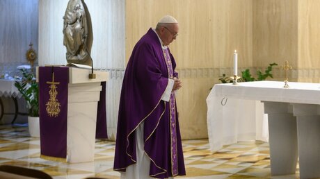 Papst Franziskus feiert einen Gottesdienst in der Kapelle in Santa Marta / © Vatican Media/Romano Siciliani (KNA)