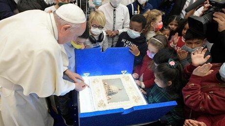 Papst Franziskus feiert Geburtstag mit den kleinen Patienten der Kinder-Ambulanz (VN)