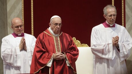 Papst Franziskus feiert im Petersdom die Messe zur Passion Christi / © Alessandra Tarantino (dpa)