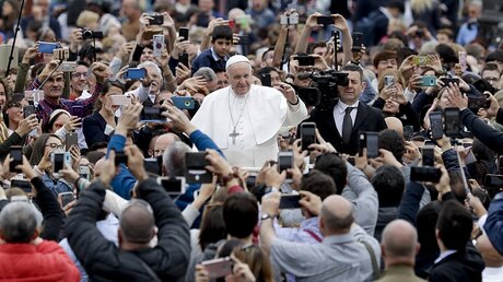 Papst Franziskus geht nach der Heilige Messe zu den Gläubigen auf den Petersplatz / © Andrew Medichini (dpa)