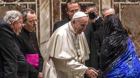 Papst Franziskus grüßt eine Botschafterin beim Neujahrsempfang / © Stefano Dal Pozzolo (KNA)