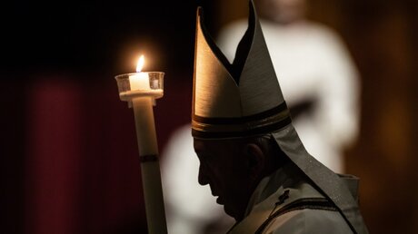 Papst Franziskus hält die Osterkerze bei der Feier der Osternacht / © Stefano Dal Pozzolo (KNA)