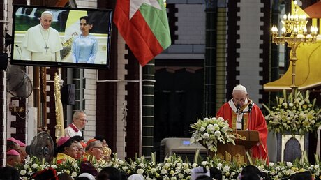 Papst Franziskus hält in Rangun (Myanmar) in die St. Mary's Kathedrale eine Messe / © Andrew Medichini (dpa)