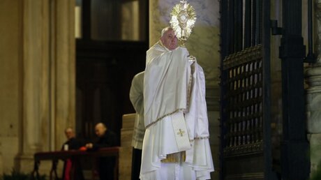 Papst Franziskus hält während eines Sondersegens "Urbi et Orbi" eine Monstranz hoch / © Yara Nardi (dpa)