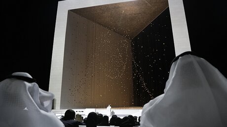 Papst Franziskus (Hintergrund) spricht während einer interreligiösen Feierlichkeit / © Andrew Medichini (dpa)